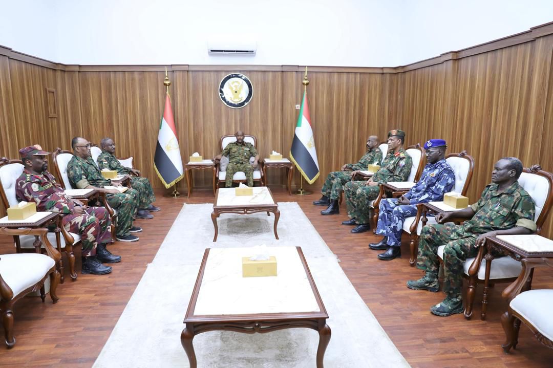 IMG-20240717-WA0030 رئيس مجلس السيادة يلتقي وفد اللجنة القومية للإستنفار والمقاومة الشعبية